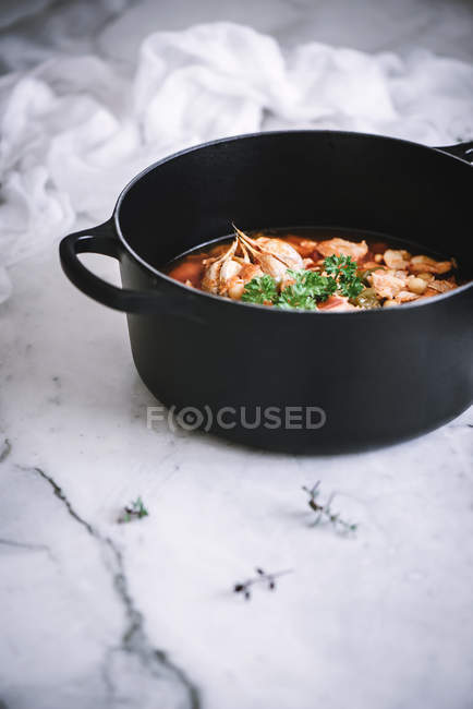 Pot à ragoût de plat potaje fraîchement préparé placé sur un comptoir en marbre blanc — Photo de stock