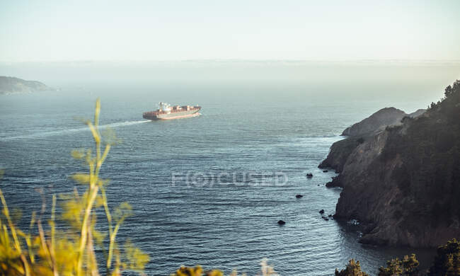 Barca a vela in mare vicino a scogli di riva nella giornata di sole a San Francisco, Stati Uniti — Foto stock