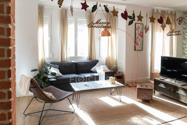 Camera moderna e luminosa decorata per Natale — Foto stock