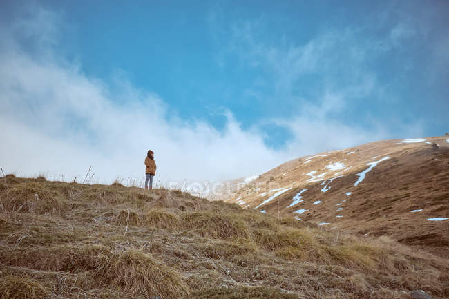 Anonymes Kind steht auf Berggipfel — Stockfoto