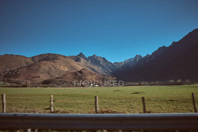 Vista majestosa do campo verde e do cume espetacular da montanha perto da estrada de ferro em Huesca, Espanha — Fotografia de Stock