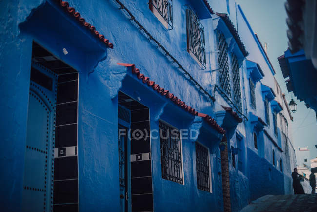 Straße mit alten Gebäuden aus blauem Kalkstein, chefchaouen, Marokko — Stockfoto