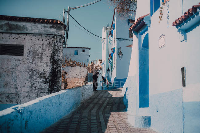 Street with old blue and white buildings, Chefchaouen, Morocco — Stock Photo
