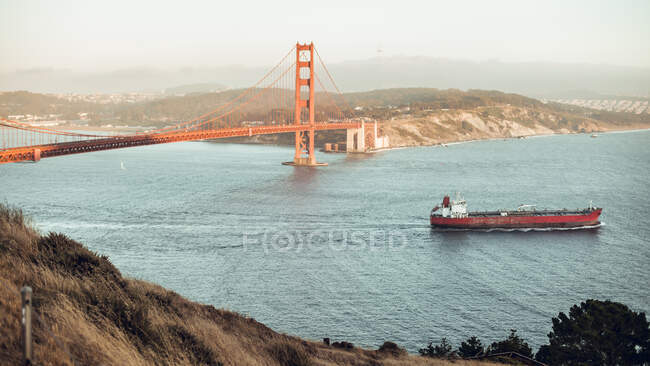 Ponte sopra l'acqua vicino alla costa nella giornata di sole — Foto stock