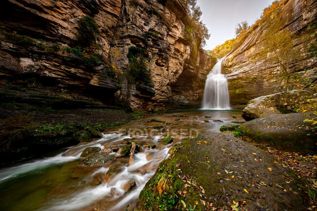 Waterfall in the middle of the mountain — Stock Photo