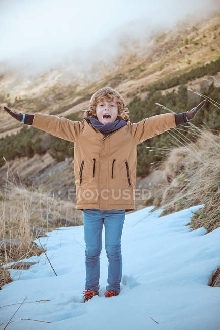 Kind steht auf Bergkuppe — Stockfoto