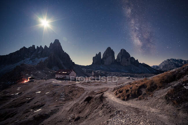 Noche de luna en Tre Cime di Lavaredo, Dolomitas italianas Alpes - foto de stock