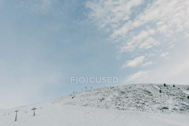 Vista pitoresca de altas montanhas com árvores na neve em Pirinéus — Fotografia de Stock
