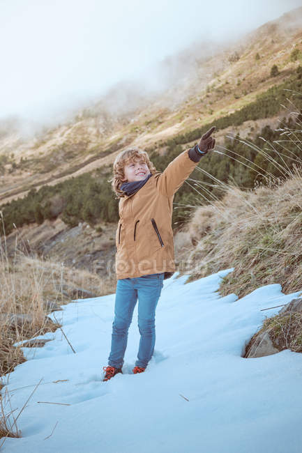 Enfant debout au sommet de la colline — Photo de stock