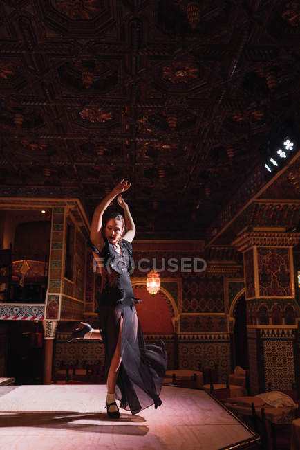 Jovem no vestido de dança flamenco em cena no quarto oriental de luxo decorado por mosaico — Fotografia de Stock