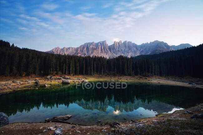 Lago di Carezza vista panorámica. Dolomitas Alpes, Italia - foto de stock