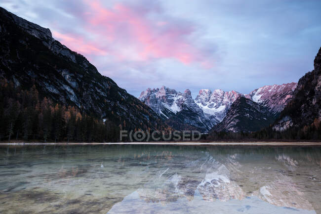 Salida del sol en el lago de montaña de otoño. Lago di Landro, Dolomitas Alpes, Italia - foto de stock