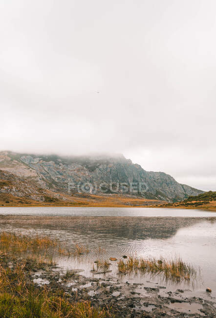 Vista pittoresca della superficie dell'acqua tra colline di pietra e tempo nuvoloso a Isoba, Castiglia e Leon, Spagna — Foto stock