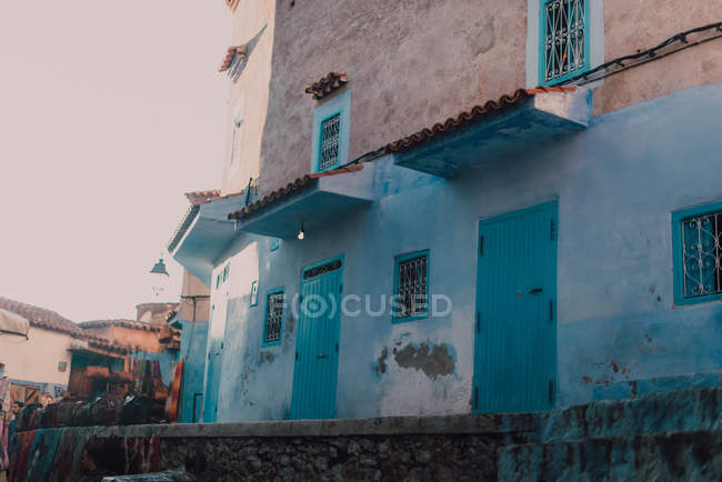 Rue aux vieux bâtiments minables, Chefchaouen, Maroc — Photo de stock