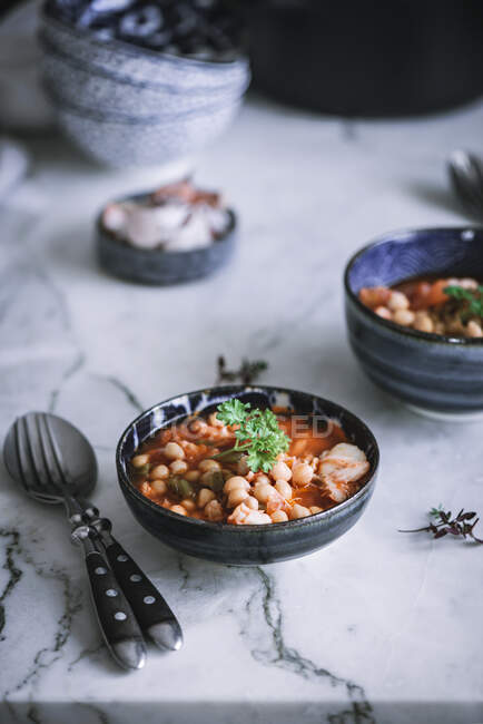 Eintopf mit frisch zubereiteten Speisen auf einer Schüssel auf weißem Marmor — Stockfoto