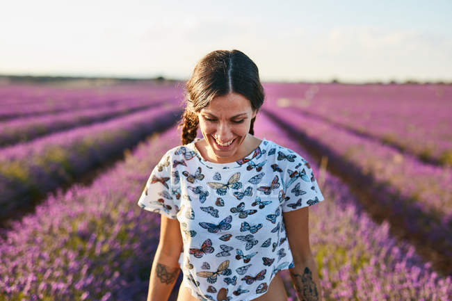 Молода жінка сміється між фіолетовим лавандовим полем — стокове фото