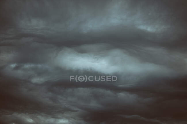 Veduta drammatica di spesse nuvole scure nel cielo sopra la stazione di Canfranc a Huesca, Spagna — Foto stock