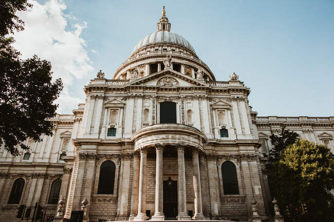 Da sotto colpo di bella facciata della famosa Cattedrale di San Paolo in giornata di sole a Londra, Inghilterra — Foto stock