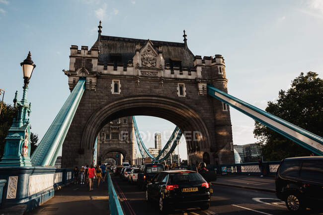 LONDRA, REGNO UNITO - 23 OTTOBRE 2018: Auto moderne e folla? di persone che si muovono sul Tower Bridge a Londra, Inghilterra — Foto stock