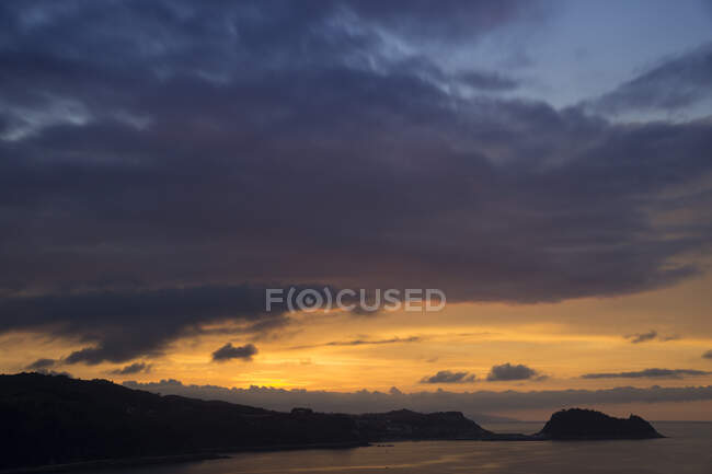 Paysage marin pittoresque en lumière dorée du coucher du soleil — Photo de stock