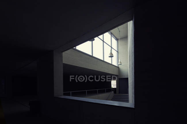 Interior de quarto minúsculo com design elegante dentro do edifício moderno — Fotografia de Stock