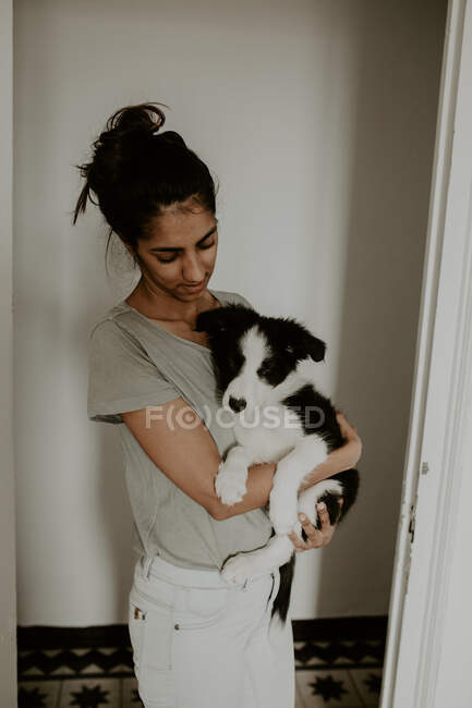 Chica adolescente con lindo cachorro - foto de stock