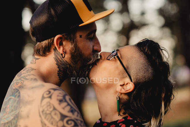 Feliz casal beijando no tempo ensolarado — Fotografia de Stock