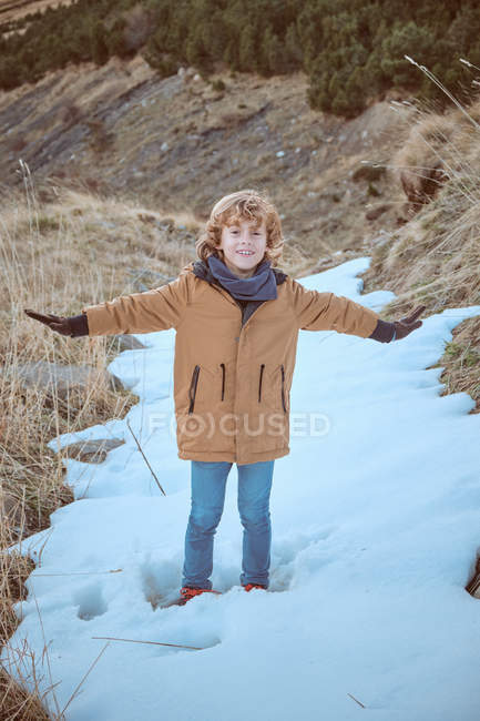 Kid standing on hill top — Stock Photo