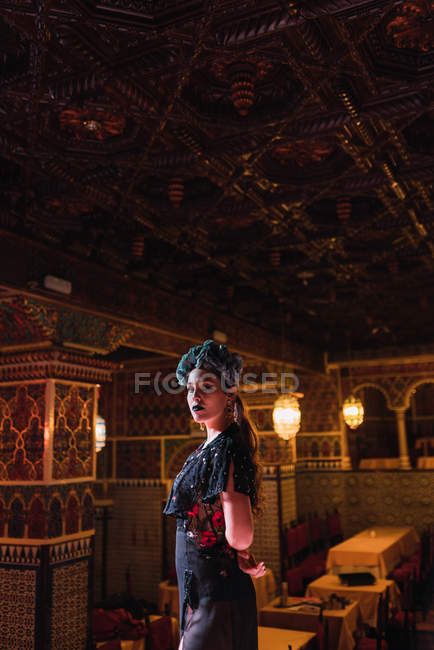 Mujer joven en vestido bailando flamenco en escena en lujosa habitación oriental decorada con mosaico - foto de stock