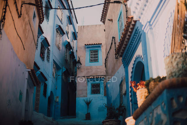 Strada stretta con vecchi edifici in pietra calcarea bianca e blu, Chefchaouen, Marocco — Foto stock