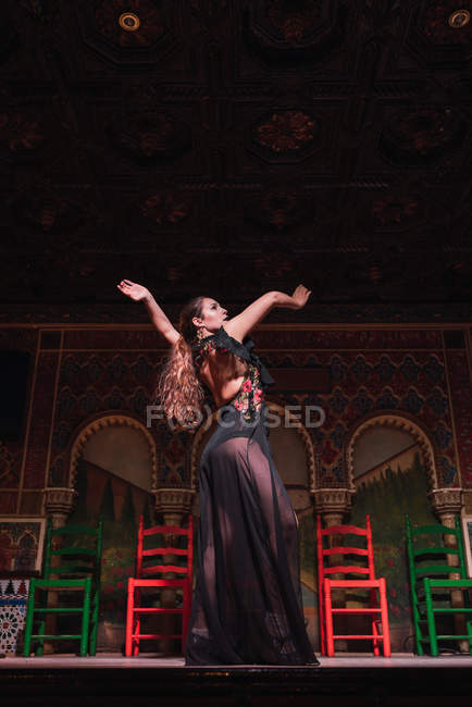 Giovane donna in abito danza flamenco sulla scena in camera orientale di lusso decorato da mosaico — Foto stock