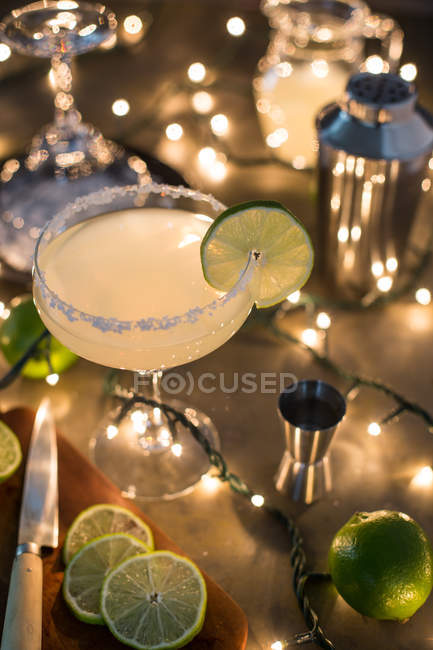 Einen Margarita-Cocktail zubereiten — Stockfoto