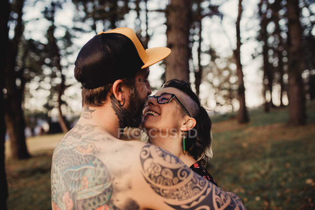 Casal feliz olhando um para o outro em tempo ensolarado — Fotografia de Stock