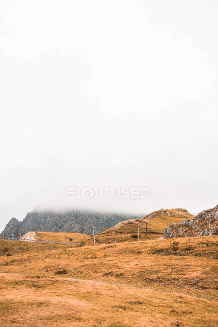 Ізотропічний вид гори на хмарну погоду в Ісобі (Кастилія) і Леоні (Іспанія). — стокове фото