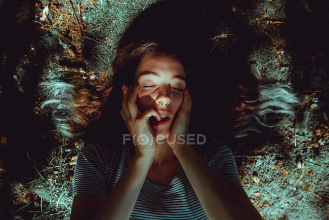 Жінка лежить на землі — стокове фото