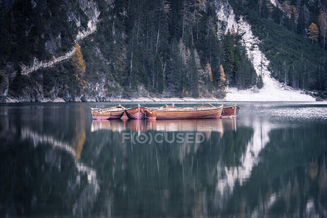 Barcos de madeira no lago de montanha alpino. Lago di Braies, Dolomites Alps, Itália — Fotografia de Stock