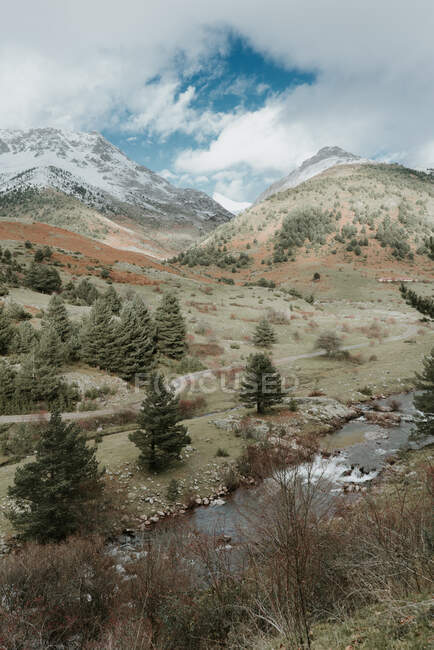 Pittoresca vista sulla valle con boschi di conifere e meravigliose montagne innevate nei Pirenei — Foto stock