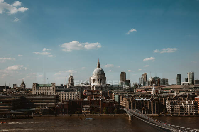 Magnifica vista sul Tamigi e sulla splendida Londra in una giornata nuvolosa in Inghilterra — Foto stock