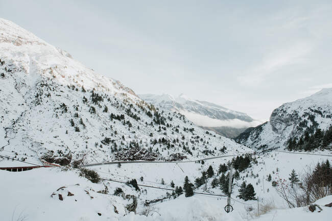 Vista pitoresca de altas montanhas com árvores na neve em Pirinéus — Fotografia de Stock