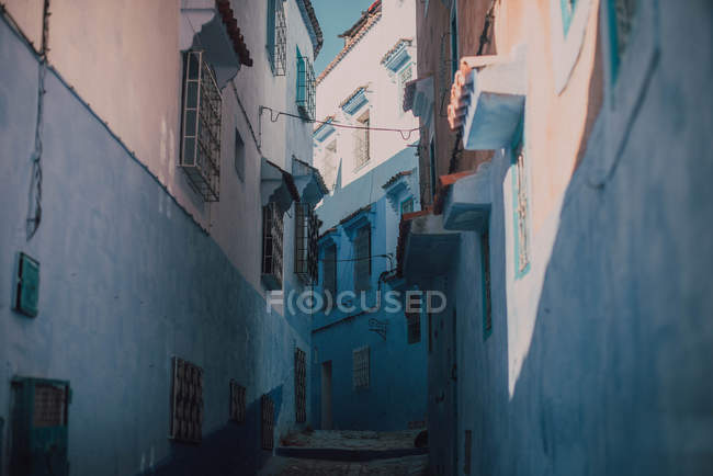 Enge straße mit alten kalksteinblauen und weißen gebäuden, chefchaouen, marokko — Stockfoto