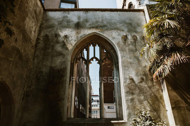 Trees and old building in garden — Stock Photo