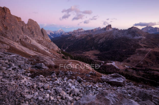 Sunset light over Alpine mountain panorama. Passo Falzarego, Dolomites Alps, Italy — Stock Photo