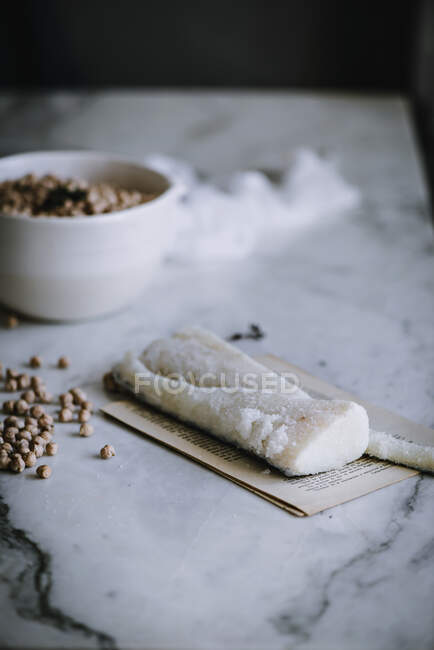 Marmortheke mit zusammengesetzten Rohstoffen für die Zubereitung von Vigil-Kartoffelgericht zu Hause — Stockfoto
