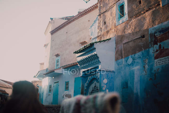 Rua com velhos edifícios degradados, Chefchaouen, Marrocos — Fotografia de Stock