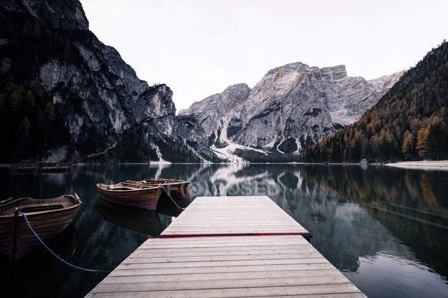 Деревянные лодки у альпийского горного озера. Лаго-ди-Брейес, Альпы, Италия — стоковое фото
