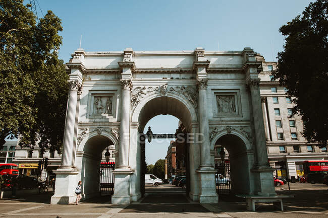 LONDRES, REINO UNIDO - OUTUBRO 23, 2018: Bela vista do incrível Marble Arch em pé no parque na rua de Londres, Inglaterra — Fotografia de Stock