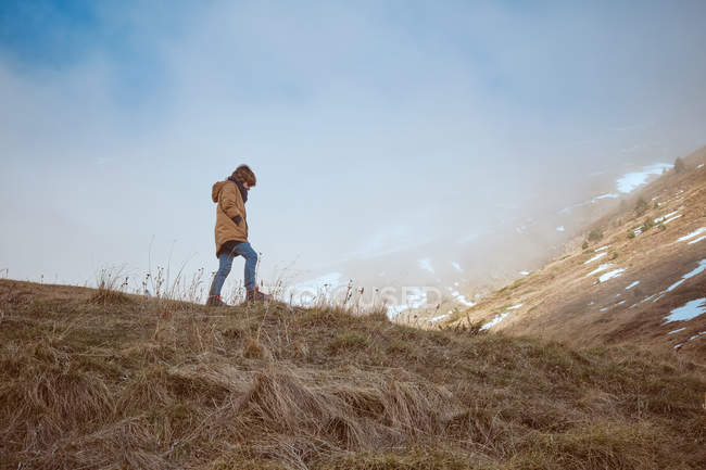 Ragazzo anonimo in piedi sulla cima della collina — Foto stock