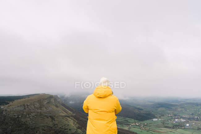 Чоловік стоїть на вершині пагорба. — стокове фото