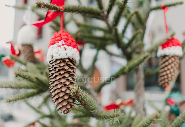 Set primo piano di intoppi decorati per Natale appesi all'abete nei Pirenei — Foto stock
