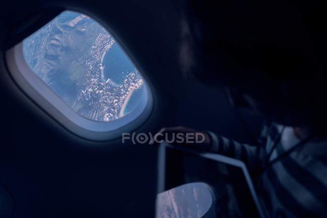 Netter Junge schaut Film auf Tablet im Flugzeug — Stockfoto